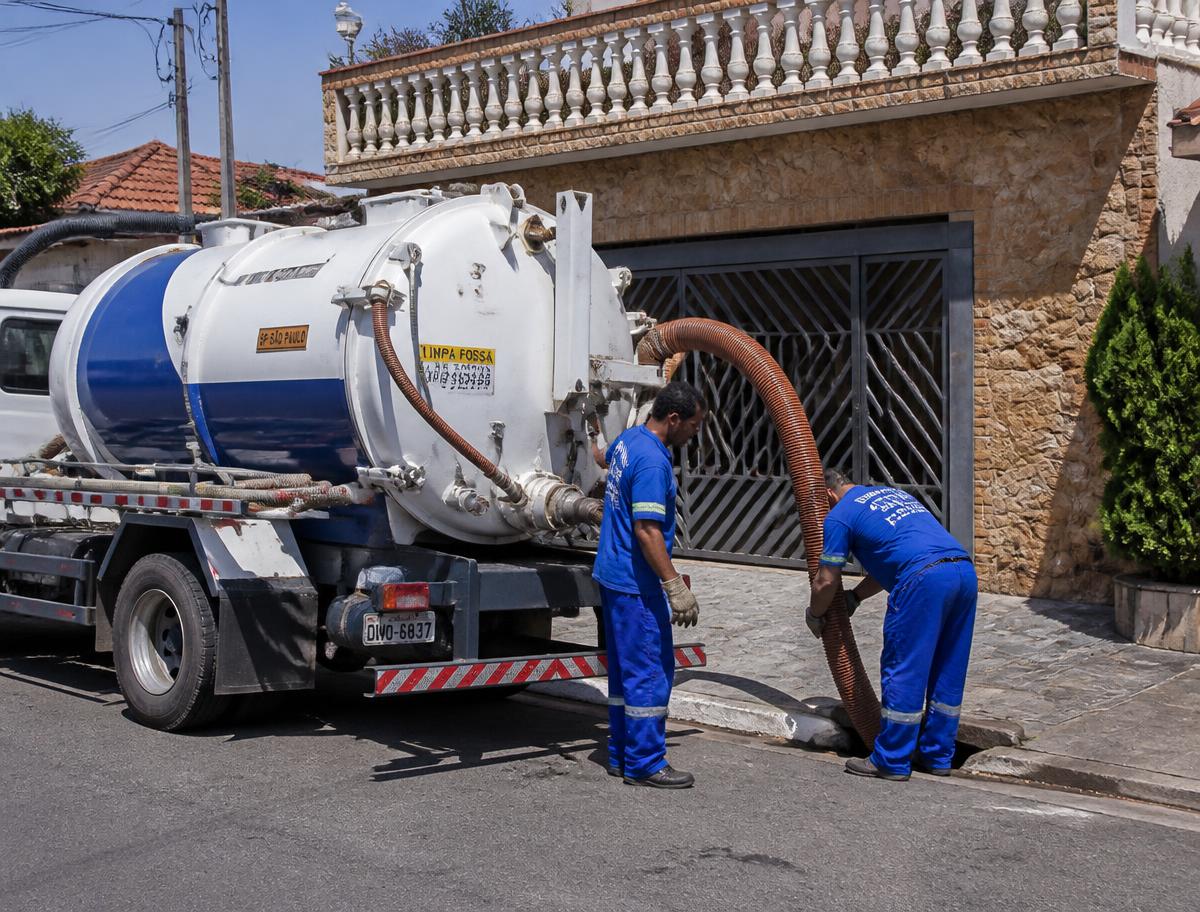 Caminhão auto-vácuo em atendimento de limpa fossa
